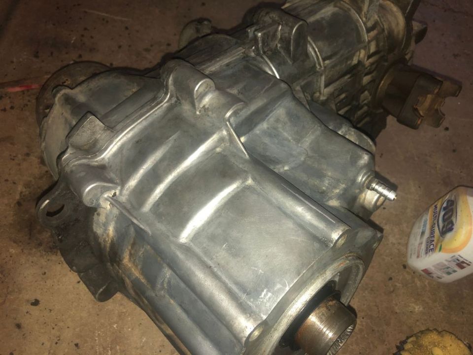 Transfer case with visible output shaft and mounting bolts