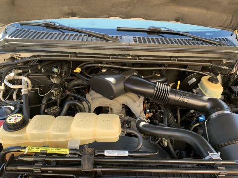 2009 Harley-Davidson FLH - The engine bay of a vehicle is shown, various components and hoses.