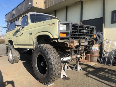 1986 Ford Bronco - This lifted Ford Bronco appears to be from the early 1980s, with its front end disassembled.