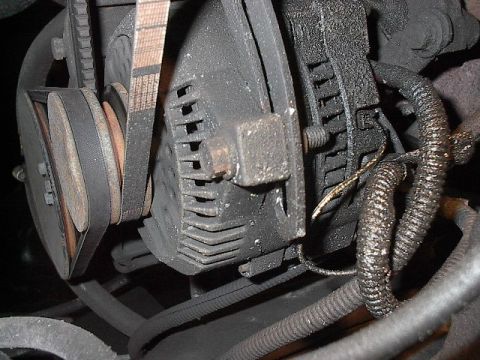 1986 Ford Bronco - 3G 1995 Mustang 130 amp alternator with 4 gauge wire right off stud direct to Little 175 amp Mega Fuse distribution block. Note small white…