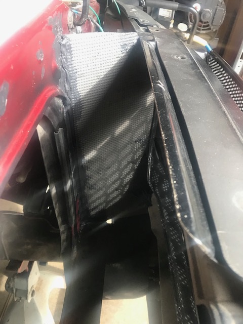 2000 Ford Explorer - Radiator and surrounding components in a vehicle's engine bay.