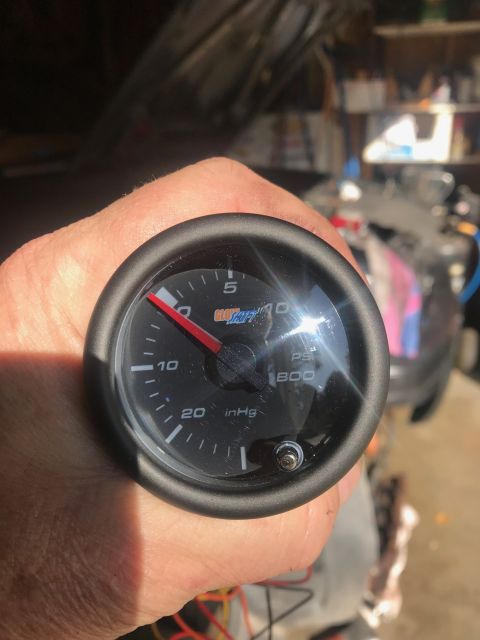 2000 Ford Explorer - A hand holds a black gauge with a red needle, displaying vacuum readings in inches of mercury.