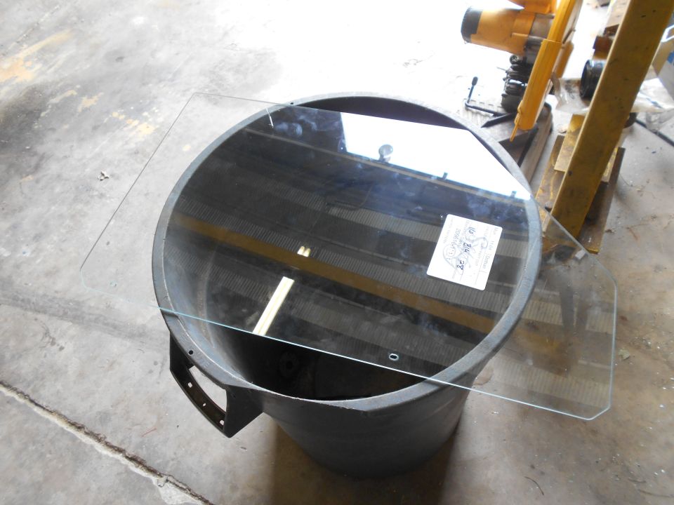 Glass part on a drum with a label