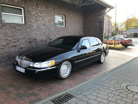 1999 Lincoln Town Car photo