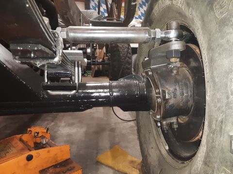 1985 Toyota Hilux - The rear axle and suspension components are visible, with a SuperMotors.net watermark in the corner.