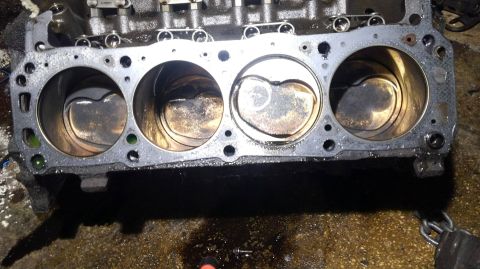 1996 Ford Bronco - notice how one piston has a full circle mark from the exhaust valve and the dish piston is rotated some