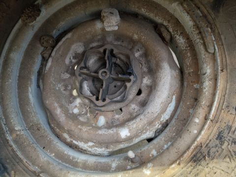 1993 Ford F-250 - The spare doesn't appear to have been touched in the past 18 years, so some effort was necessary just to unscrew the holder. [url=https://w…