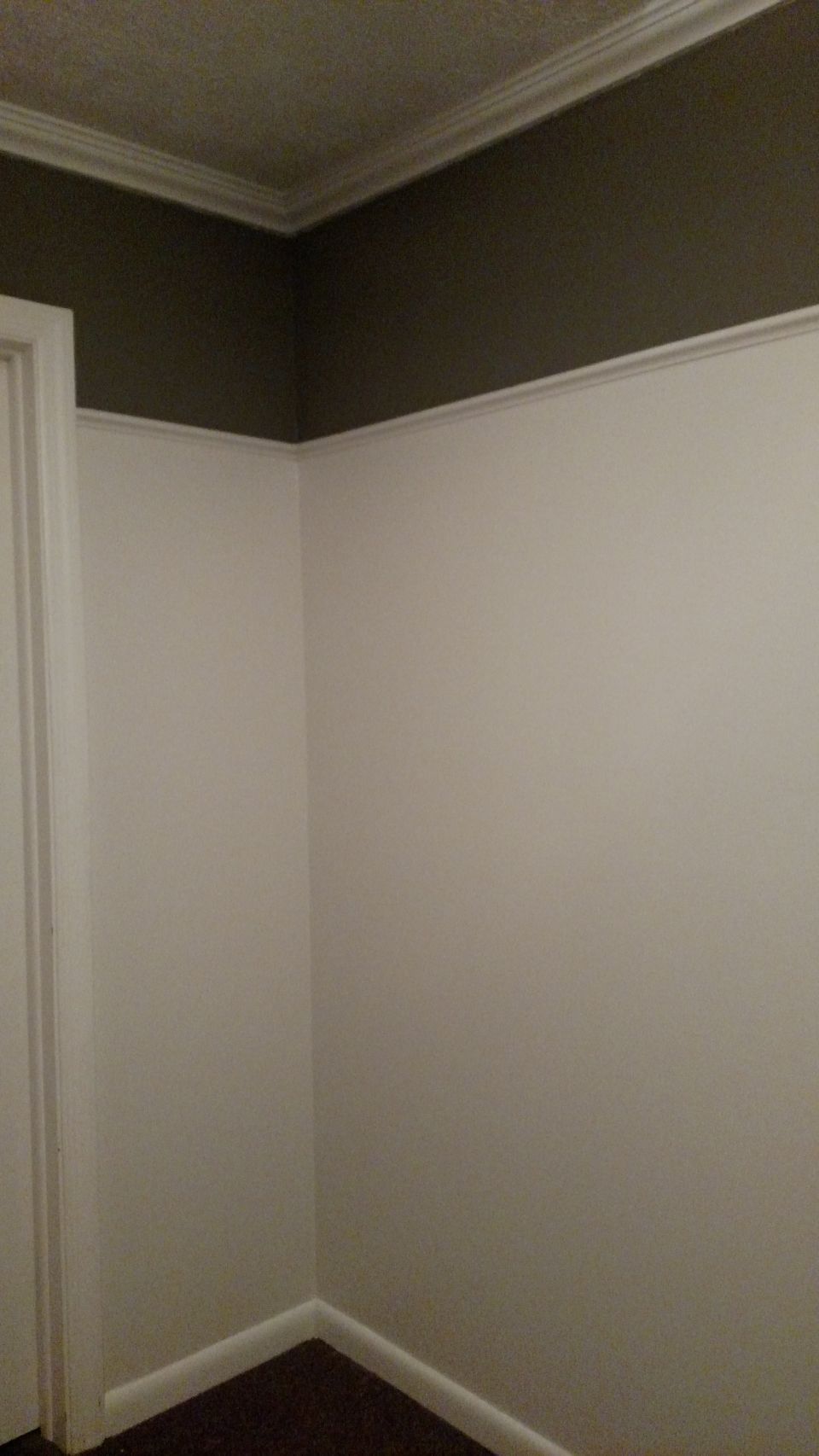 Interior corner of a room with white walls, dark ceiling, and a door frame. Supermotors.net logo visible