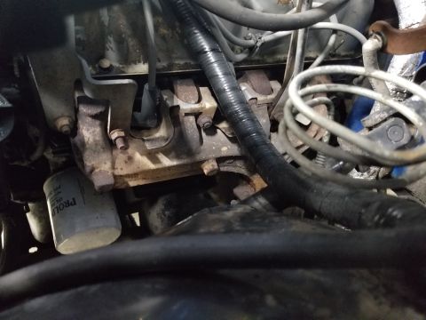 1989 Ford Bronco - The exhaust manifolds look original, and I haven't found the exhaust leaks yet.