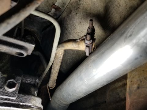 1989 Ford Bronco - The secondary air downstream pipe is tacked to the exhaust where it should be connected to the catalytic converter.