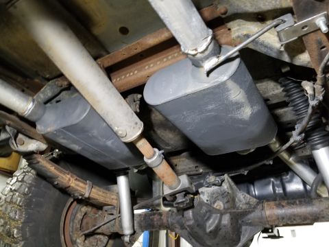 1989 Ford Bronco - There are 2 added leaves for the lift. The true-dual exhaust seems better than most, and has lots of hangers drilled into the frame.