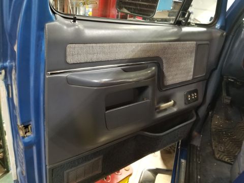 1989 Ford Bronco - The panels & armrests are in very good condition (except that big washer at the top front), and the hinges have the typical wear. [url=http…