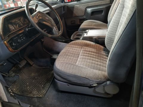 1989 Ford Bronco - The front carpet looks original. The dash & column are in good condition, but I don't understand the cuts on the bottom of the steering whe…