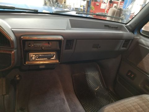 1989 Ford Bronco - The front carpet looks original. The dash is in good condition. [url=https://www.supermotors.net/registry/media/1138873] https://www.superm…