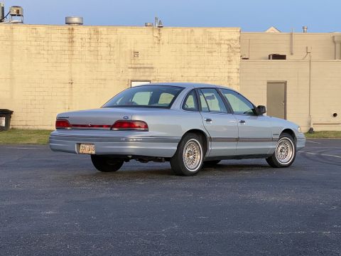 1994 Ford Crown Victoria photo