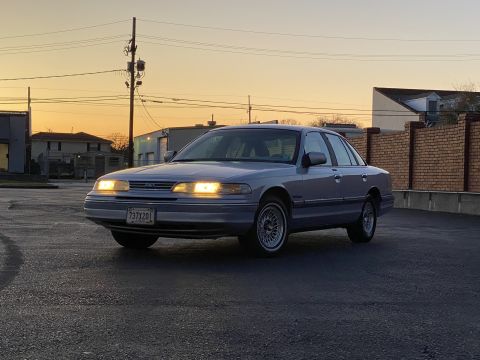 1994 Ford Crown Victoria photo