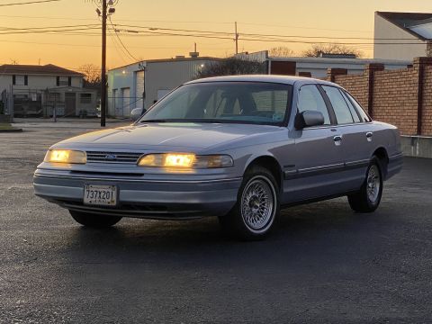 1994 Ford Crown Victoria photo