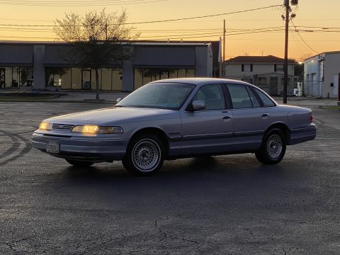 1994 Ford Crown Victoria photo