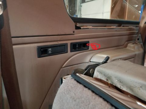 1996 Ford Bronco - Both rear ash trays are missing