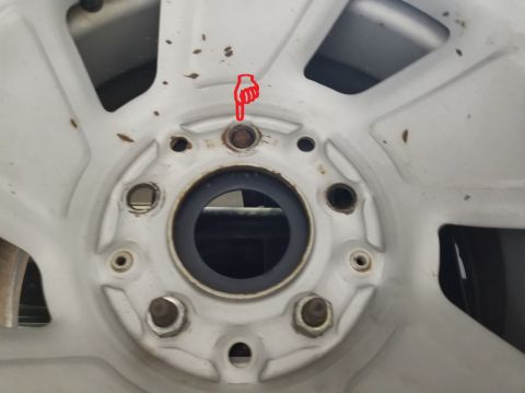 1996 Ford Bronco - Spare lug stud is broken off