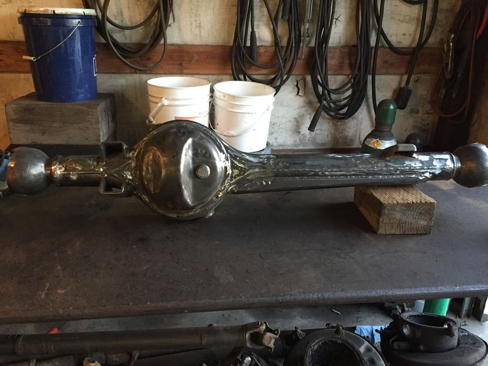 Rear axle assembly with differential housing