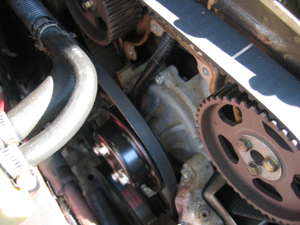 Engine timing belt and gears with Supermotors.net watermark