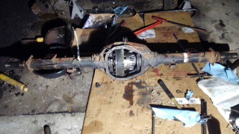 1996 Ford Bronco - i disassembled the hubs and removed the drum brakes to make the axle much lighter. they will be rebuilt later with disc brakes and new bear…