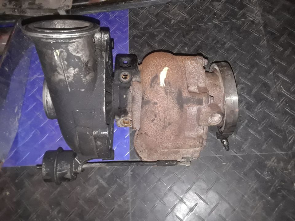 turbocharger assembly with cast iron exhaust housing and aluminum intake housing