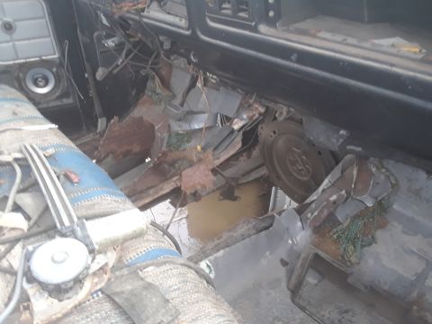 1994 Ford Bronco - The interior of this vehicle is in very poor condition, with extensive rust and water damage.
