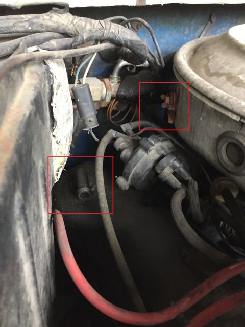 1978 Ford Bronco - Missing crankcase vent hose between valve cover and air cleaner