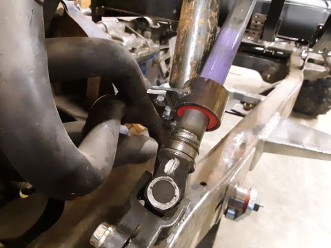 1985 Toyota Hilux - This image shows a close-up view of a vehicle's frame, exhaust pipes and a shaft with bushings.