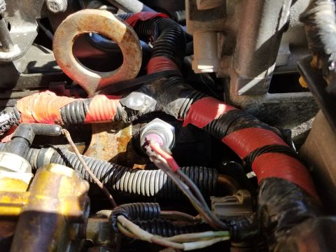 1997 Ford F-250 - The new cheapo ICP is spraying oil out around the threads' O-ring, but apparently only above idle since there doesn't appear to be much act…