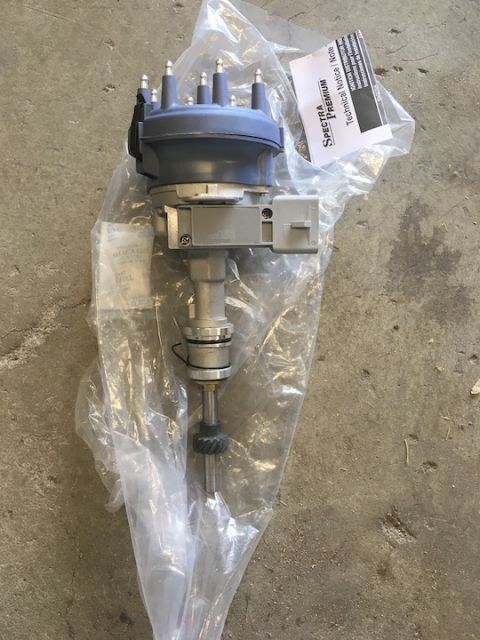 1961 International Scout 800 - A Spectra Premium distributor is shown, still in its plastic packaging with a technical notice attached.