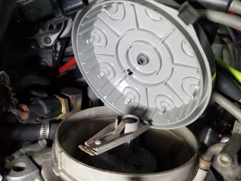 1989 Ford Bronco - The crust on the cap doesn't appear to be bad enough to interfere with engine performance. This is how it looked a few months (a few hundre…