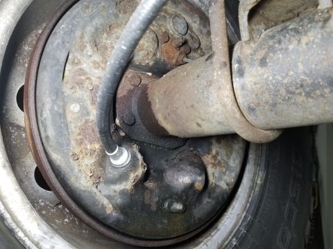 1989 Ford Bronco - The RHR wheel seal is leaking diff oil, but it doesn't seem to be getting on the brakes. IF THE IMAGE IS TOO SMALL, click it. [url=https://…