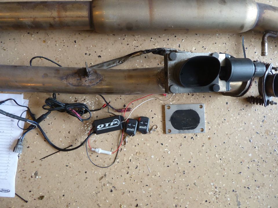 Exhaust system part with remote-controlled valve and electronic control box