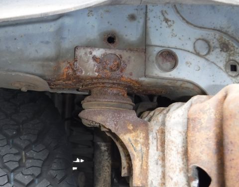 1992 Ford Bronco - Front right body mount rust, but no rust to speak of anywhere else ... due to battery corrosion, maybe?