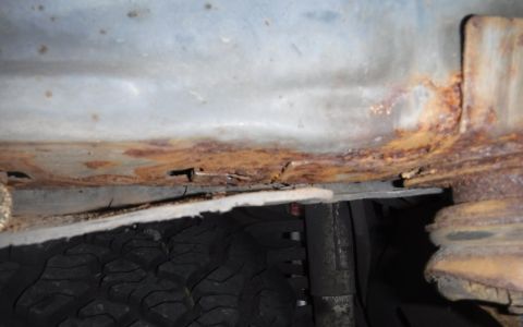 1992 Ford Bronco - Not much rust above the fender liner alongside the body mount, so that's likely not the source.