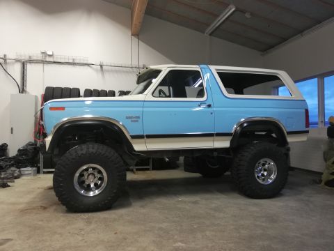 1996 Ford Bronco - This lifted Ford Bronco has a two-tone paint scheme and aftermarket wheels.