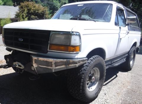 1992 Ford Bronco - Minimal blockage of the LED cubes. I think they have a 30 degree flood pattern, so there probably won't be any cutoff.