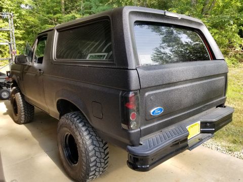 1996 Ford Bronco - The t/g-to-body gap is much wider at the top on this side, suggesting the bedwall is slightly bent outward.