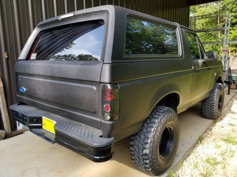 1996 Ford Bronco - This Ford Bronco appears to be from the early to mid-1990s, not a 1996 model.
