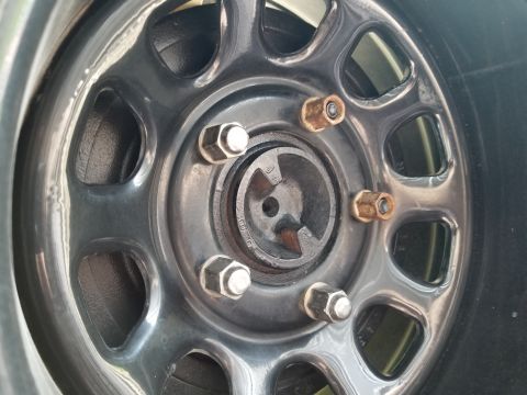 1996 Ford Bronco - Several of the lug nuts' caps are damaged. [url=https://www.supermotors.net/registry/media/1161302] https://www.supermotors.net/getfile/116…