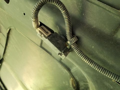 1996 Ford Bronco - Hood lamp bulb is missing [url=https://www.supermotors.net/registry/media/82482] https://www.supermotors.net/getfile/82482/thumbnail/hoodti…