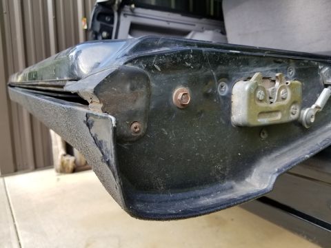 1996 Ford Bronco - The right side of the tailgate is not cracked - probably because the swingaway was deleted. [url=https://www.supermotors.net/registry/media…