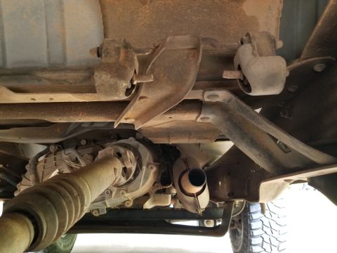 1996 Ford Bronco - All 3 HEGOs appear to be intact, but the downstream is hard to see between the cats. [url=https://www.supermotors.net/registry/media/507315…