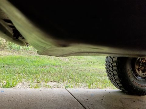 1996 Ford Bronco - The transfer case skidplate has the typical arch, but it's not causing any problems.