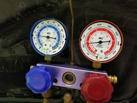 1996 Ford Bronco - There was only ~10psi in the system. After adding 12oz, the compressor cycles & appears to make good pressure. No leaks were found with UV…