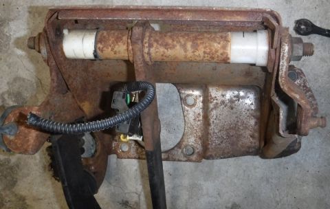 1992 Ford Bronco - M/T pedal set, exhibiting the typical surface rust. Pay attention to the tip of the master cylinder's pivot rod attachment at the far right…