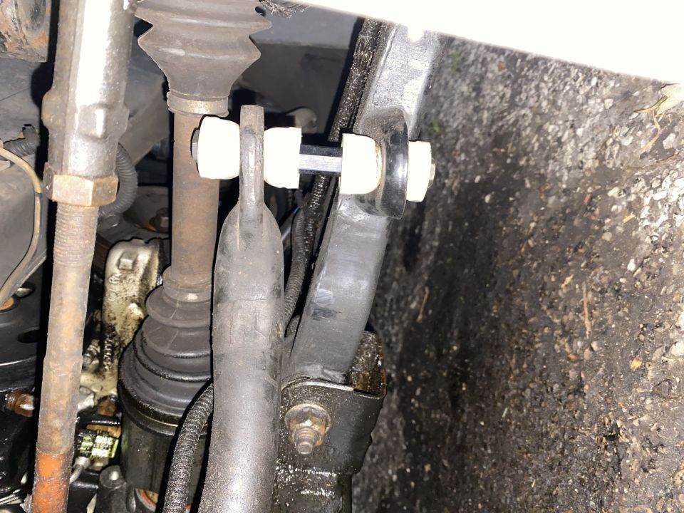 2000 Pontiac Grand Prix suspension, sway bar end link with white bushings.